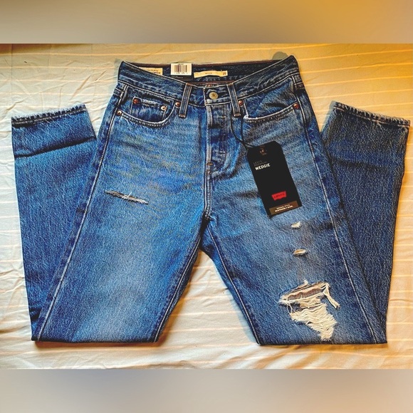 Levi’s Wedgie Icon Fit Ankle Jeans - Picture 2 of 7
